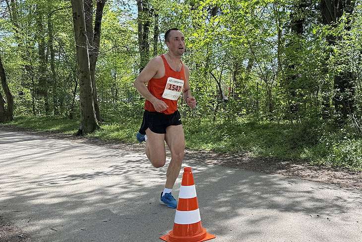 Die Strecke des 37. Forstenrieder Volkslauf 2024 am 13.04.2024 verlief teilweise durch den Wald (©Foto: Martin Schmitz)